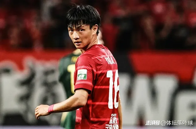 F1夜战：江南飞鹰队强势横扫蓬莱犀牛队，速度优势明显中场绞杀压制对手的简单介绍