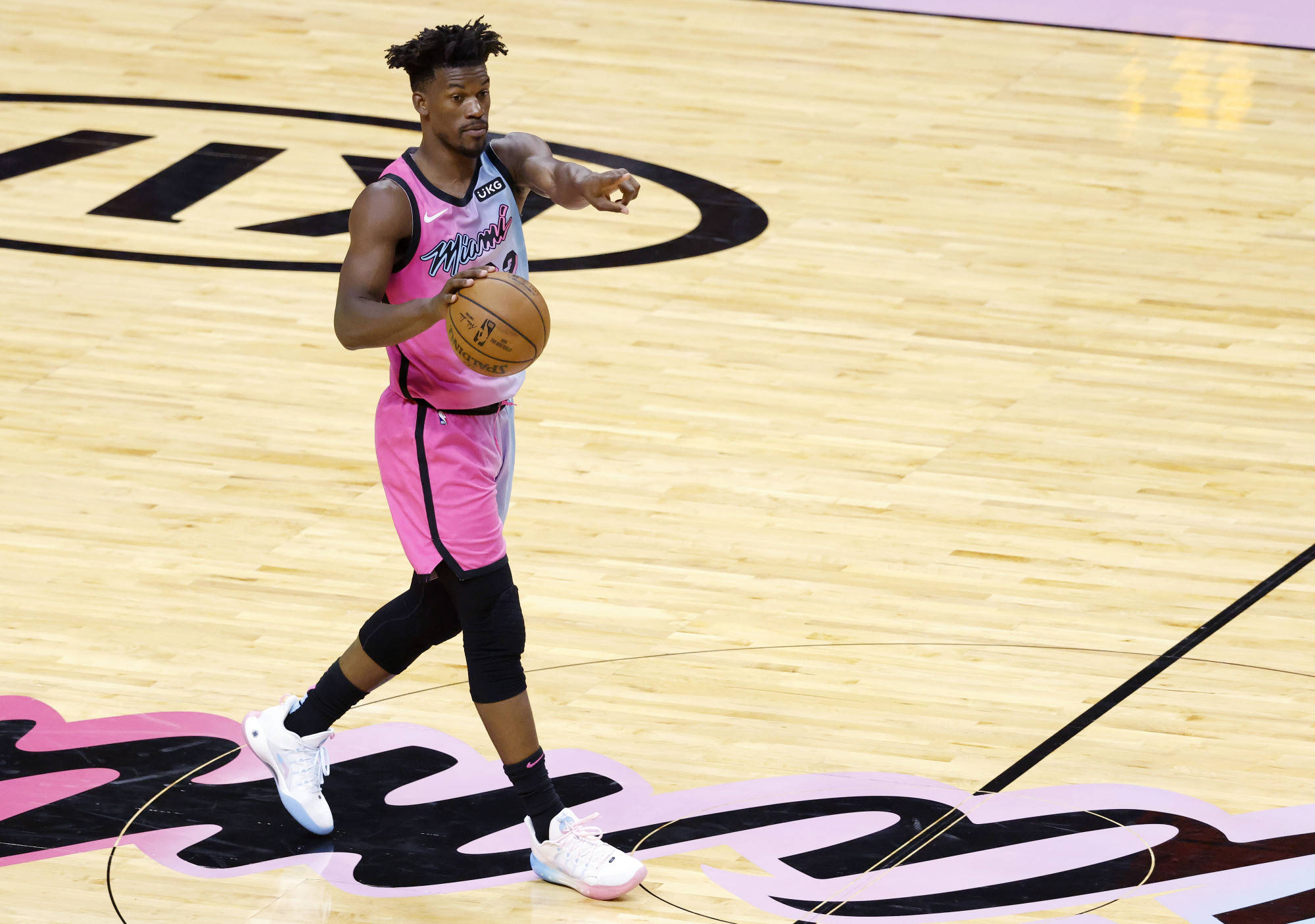 关于圣安东尼奥马刺训练开放日；国际比赛日迎来里程碑引欢呼；NBA常规赛在即；数据趋势出现新变化的信息