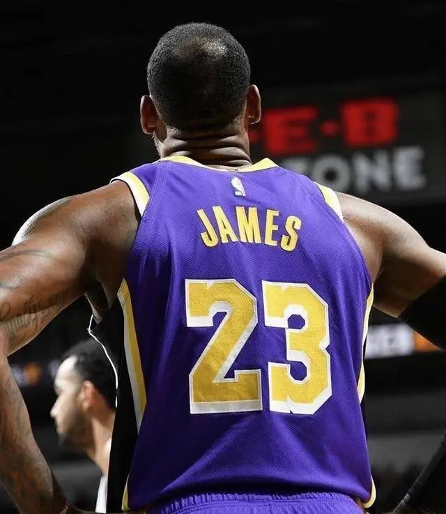 关于圣安东尼奥马刺训练开放日；国际比赛日迎来里程碑引欢呼；NBA常规赛在即；数据趋势出现新变化的信息